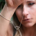 Colar coração aberto