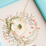 Colar magnólia branca